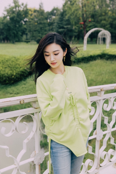 景甜置身花园尽显清新唯美写真