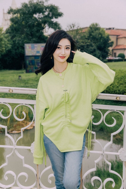 景甜置身花园尽显清新唯美写真