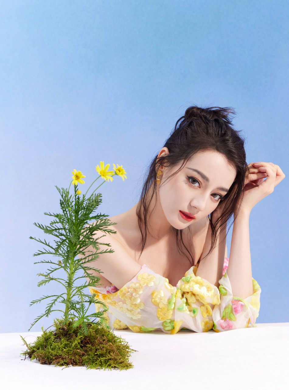 迪丽热巴抹胸碎花曳地长裙写真