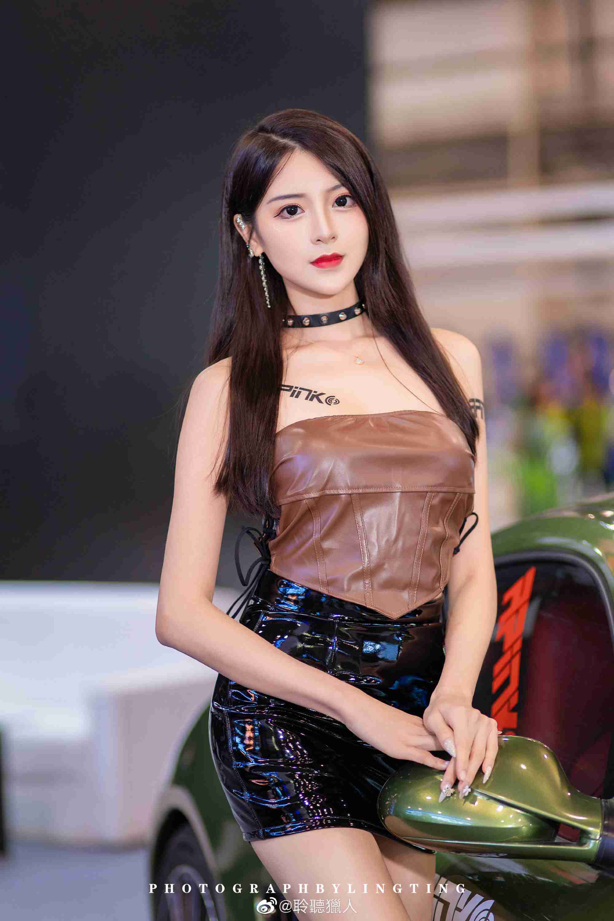 美女车模性感香肩火辣美腿私拍