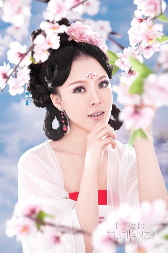 古装花中美女图片 展清纯笑容