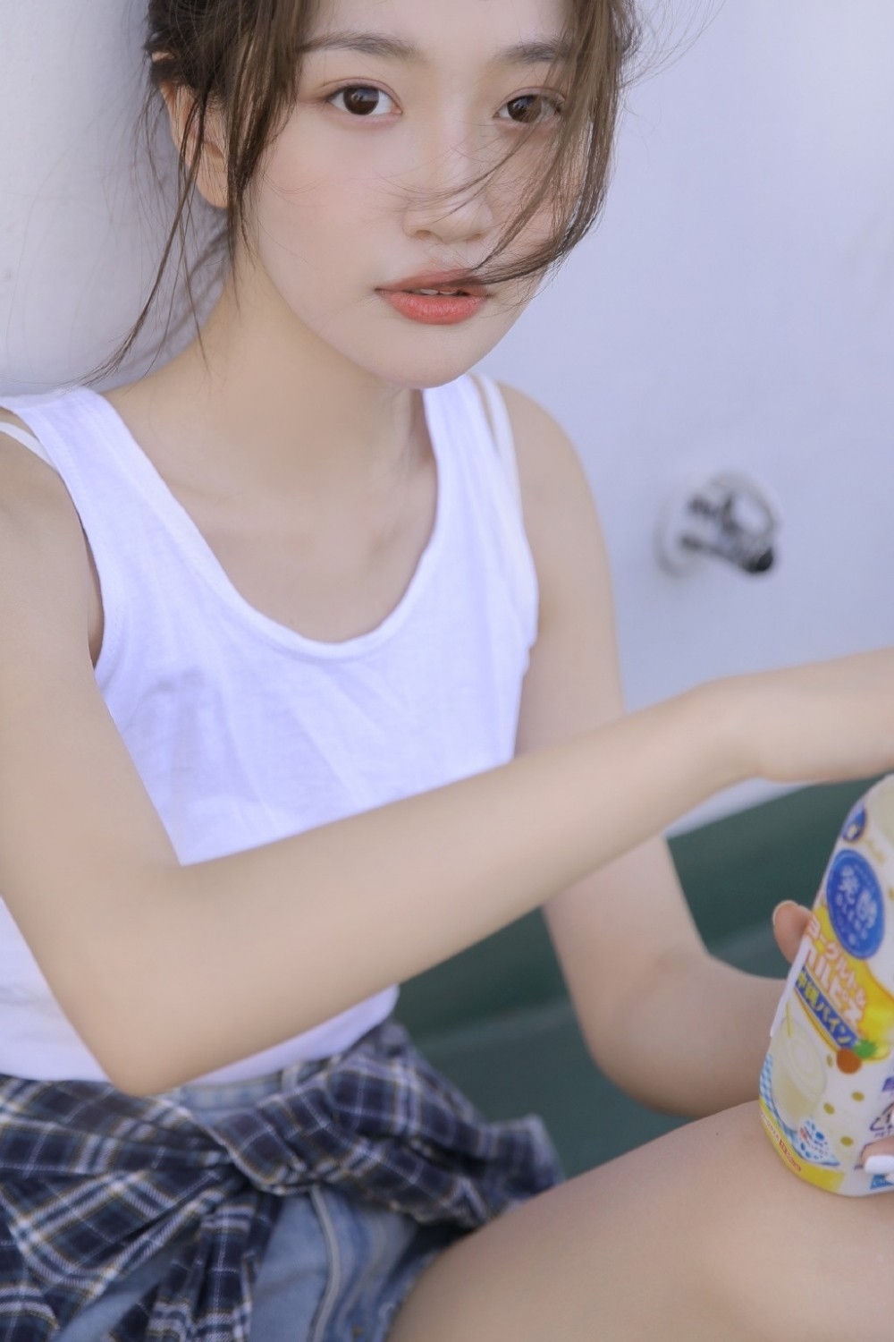 笑靥如花的甜美女孩细腰盈盈一握俏皮可爱女生照片