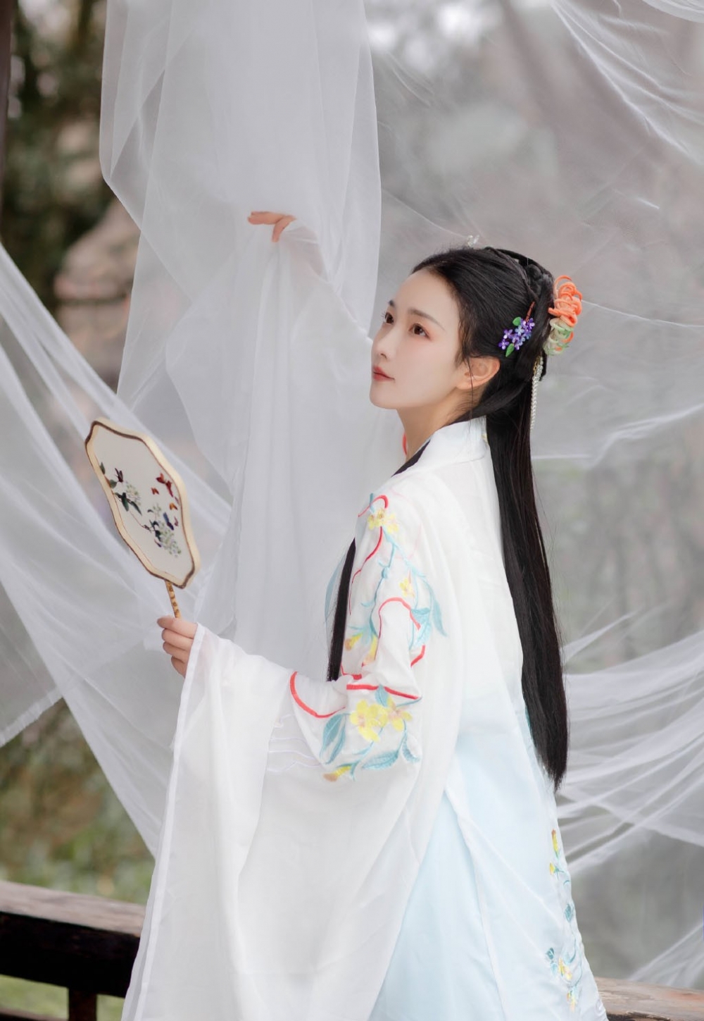 气质看起来唯美好看的鹅蛋脸妹子汉服古风摄影图片